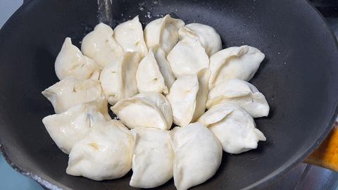 水煎包要想好吃，关键记住这两点，底部金黄，蓬松柔软，馅料鲜美