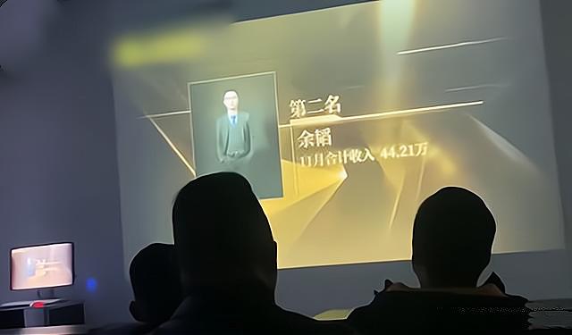 “读书无用论”重现江湖？成都一女销售月薪98万，引发网友争议