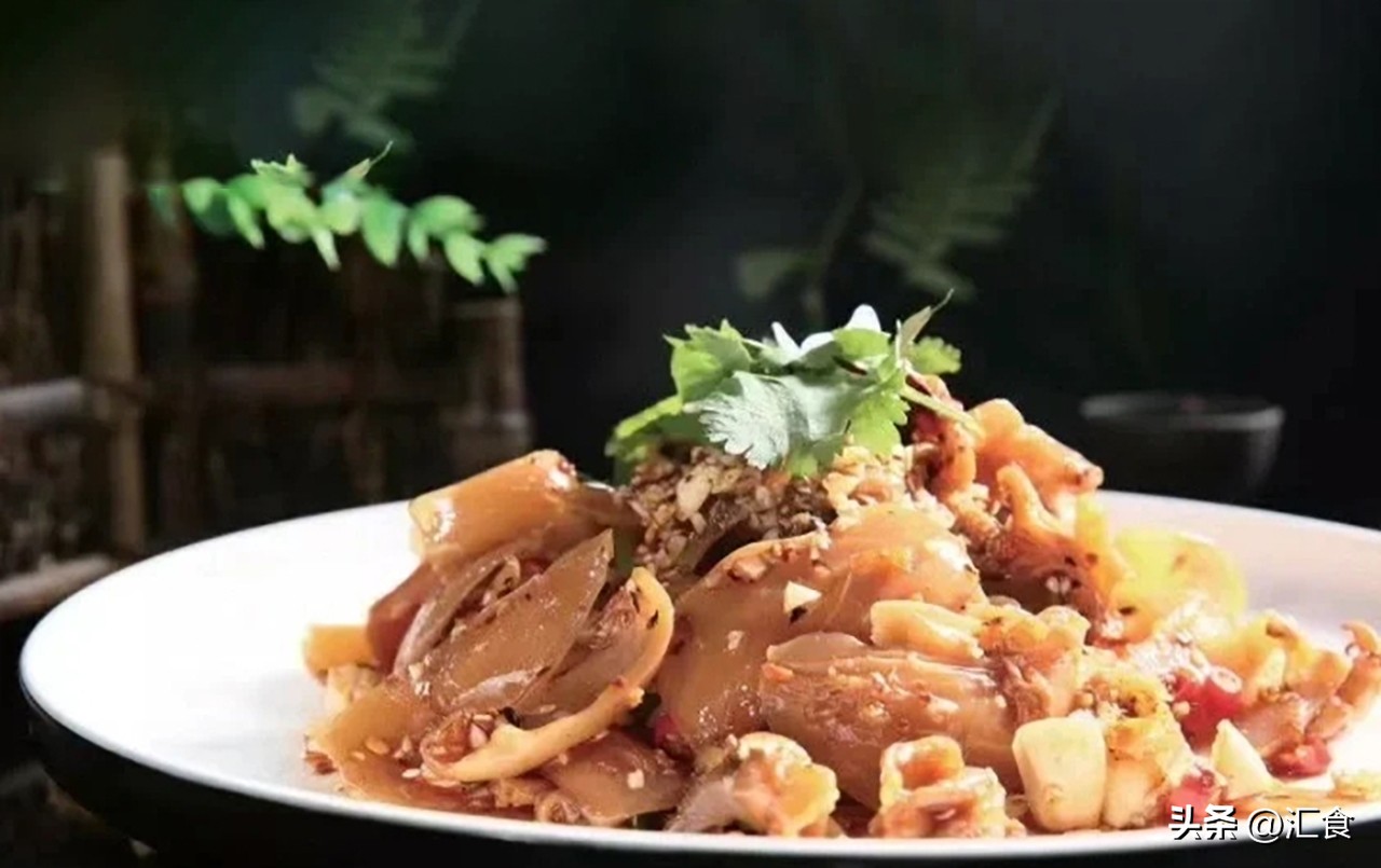 墨鱼鱿鱼炒竹笋做法,青椒炒墨鱼鱿鱼