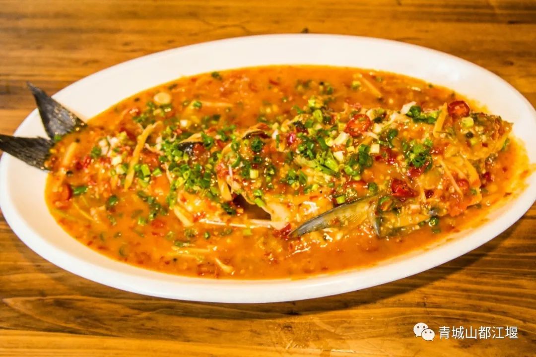 来都江堰的山间溪畔赴一场“好食光”！青山间的火锅店、花园里的小食堂......赏景美食两不误~