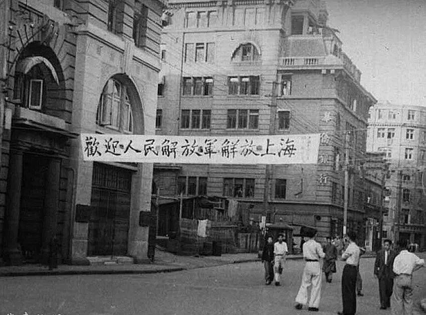 1955年十大元帅授衔，蒋介石指着陈毅对宋美龄说：这个人太厉害了