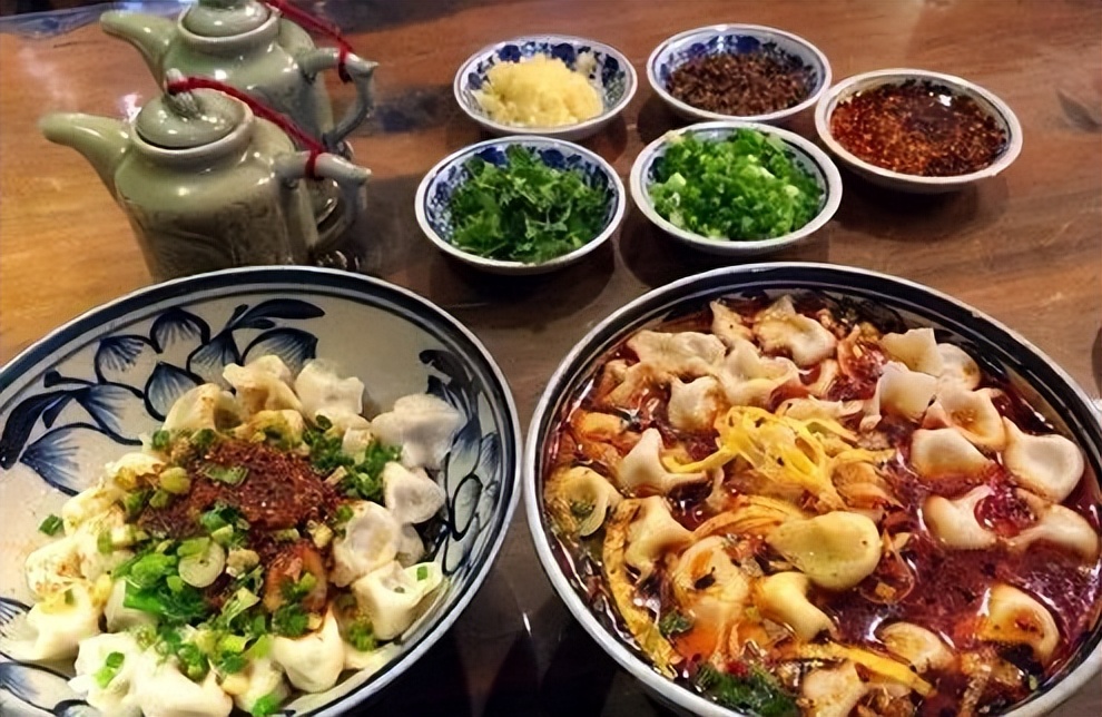 药王故里美丽铜川,踢着足球骑摩托