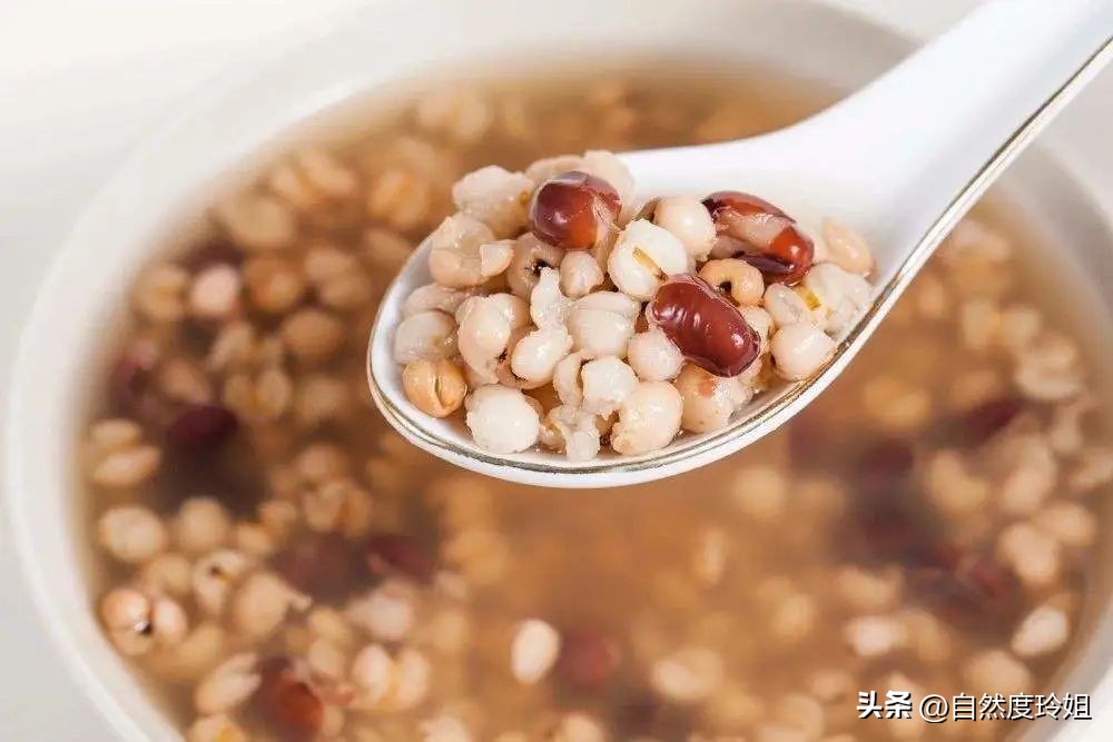 到夏天手脚就长小水泡能治愈吗,每到夏天手脚起小水泡不痒怎么办