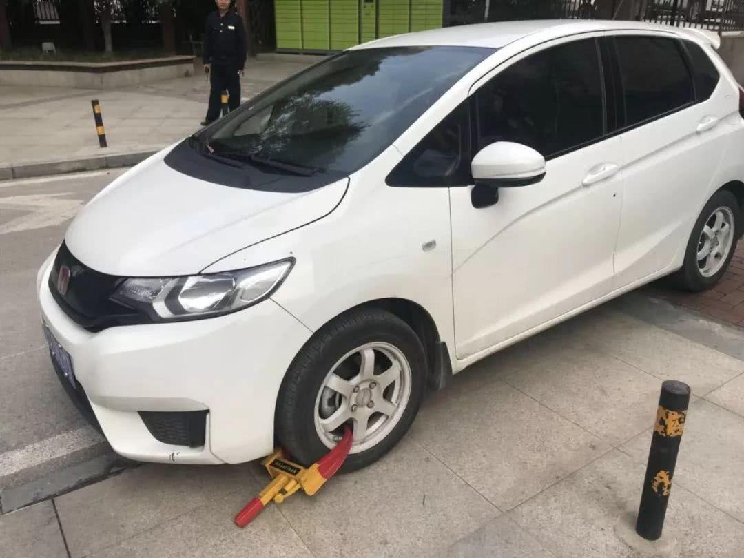 业主车辆在小区违停被撞,业主违规停车物业可以如何处理