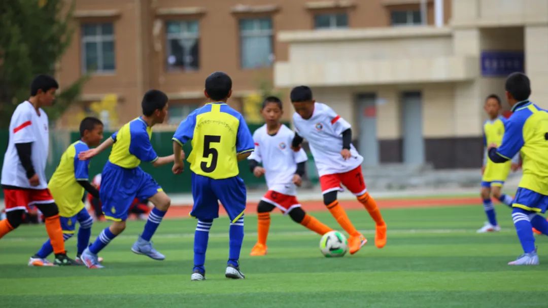 青少年足球联赛视频剪辑,少年足球赛完整视频