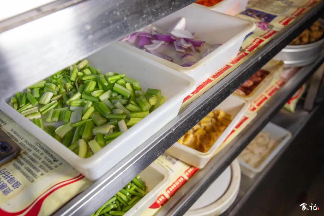 40m²的小店,厨房就占一半!建昌家属院旁的这家馆子开了23年