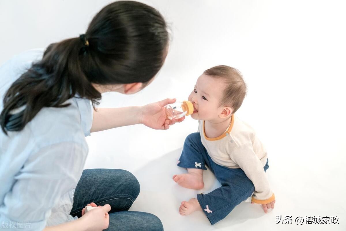 新生儿呛奶的原因及护理方法,新生儿呛奶的急救方法有几种