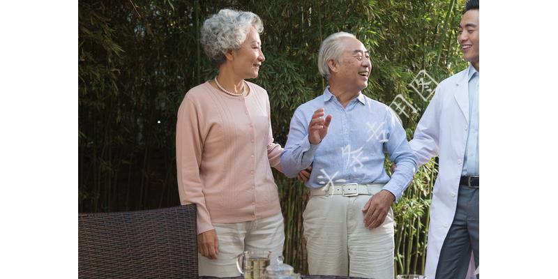 儿子月入十几万每月给父亲五十元,儿子打工了每个月给我1000块钱