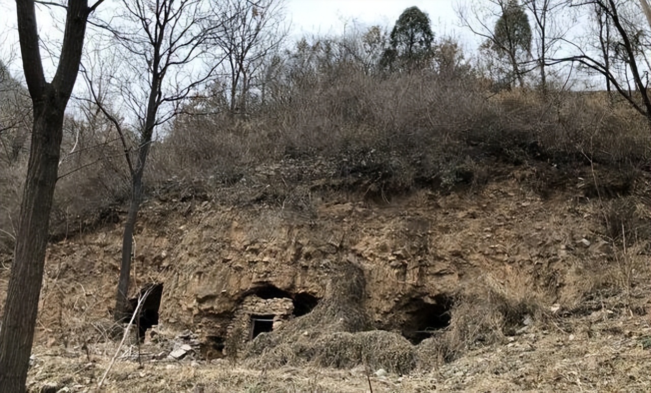 坟上有洞晚辈受穷,坟上有洞子孙穷