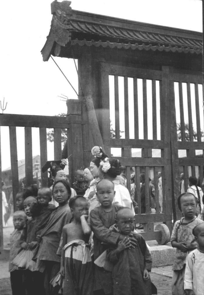 变态的纳粹德国,*光脱**犹太人女人衣服,集体*杀屠**!2