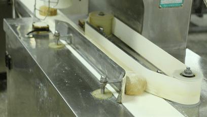 全自动月饼工厂流水线生产,一体化月饼生产线操作