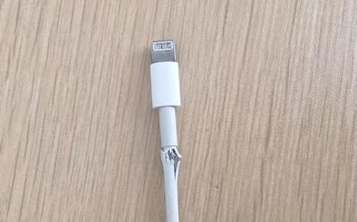 透明的无线快充充电宝,充电宝三合一超级快充充满科技感