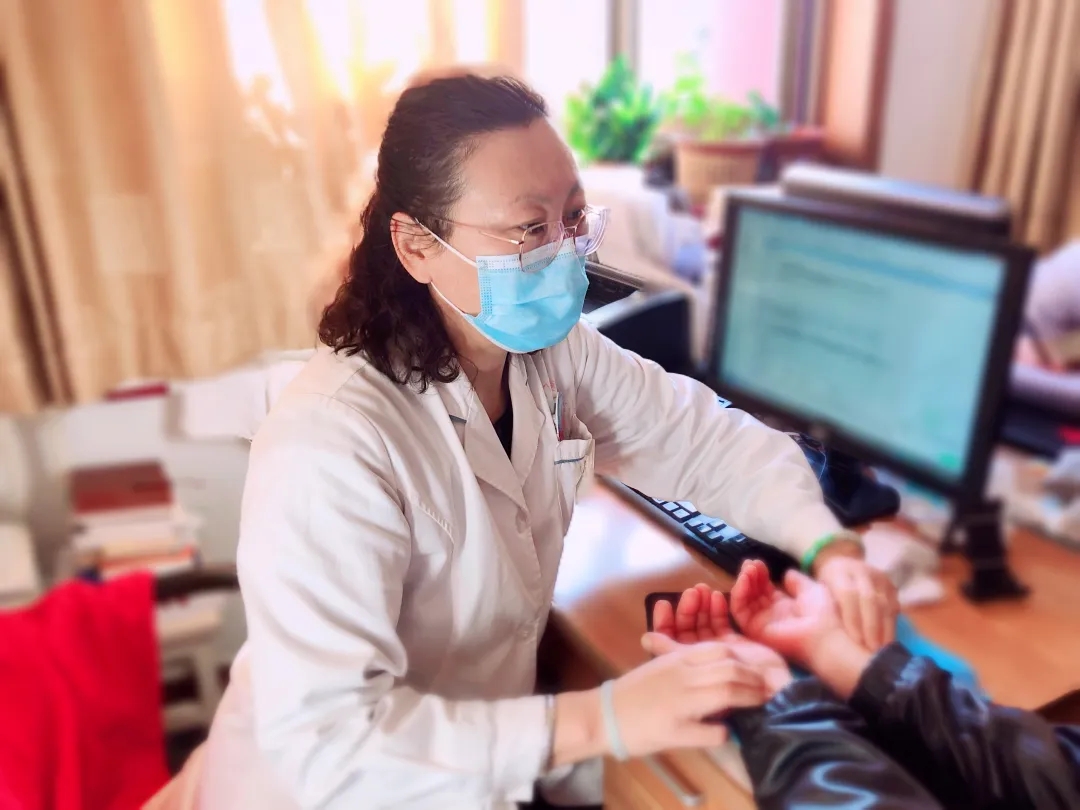 饭后打嗝，是慢性胃炎好转的迹象？刘慧敏：这3种变化或是好转