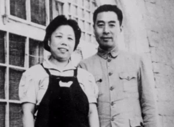 美故意刁难，调侃中国人喜欢低头走路，周总理一句话令其哑口无言