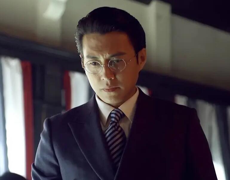 给2022年“进步最大的十位男演员”排个名：靳东第十，王骁第二