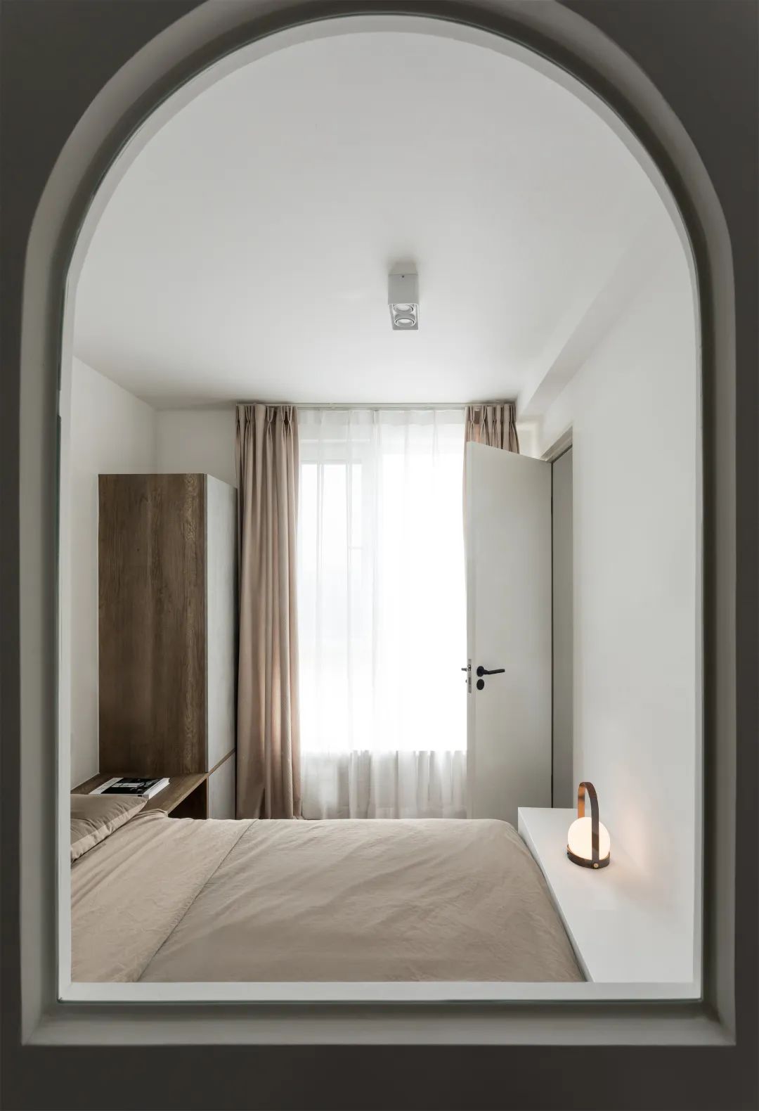 她家80㎡的顶楼复式，看过的人都说羡慕，两人两猫的生活真幸福