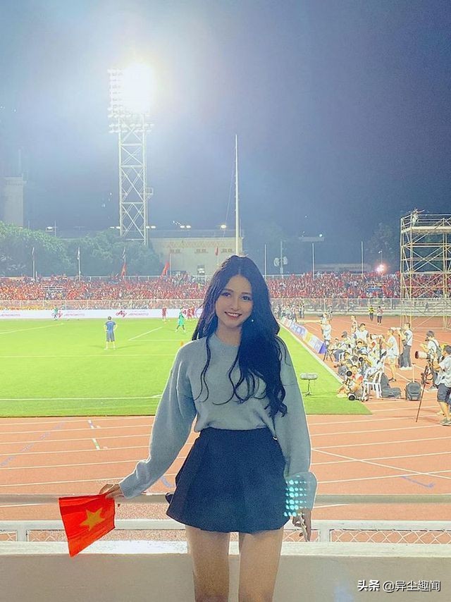 美到忘记看比赛!球场边越南的笑颜美女甜美爆红
