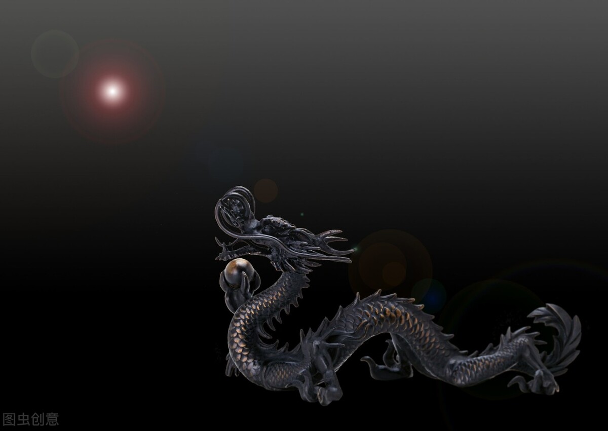 一个带着龙的女生,带着龙的女孩