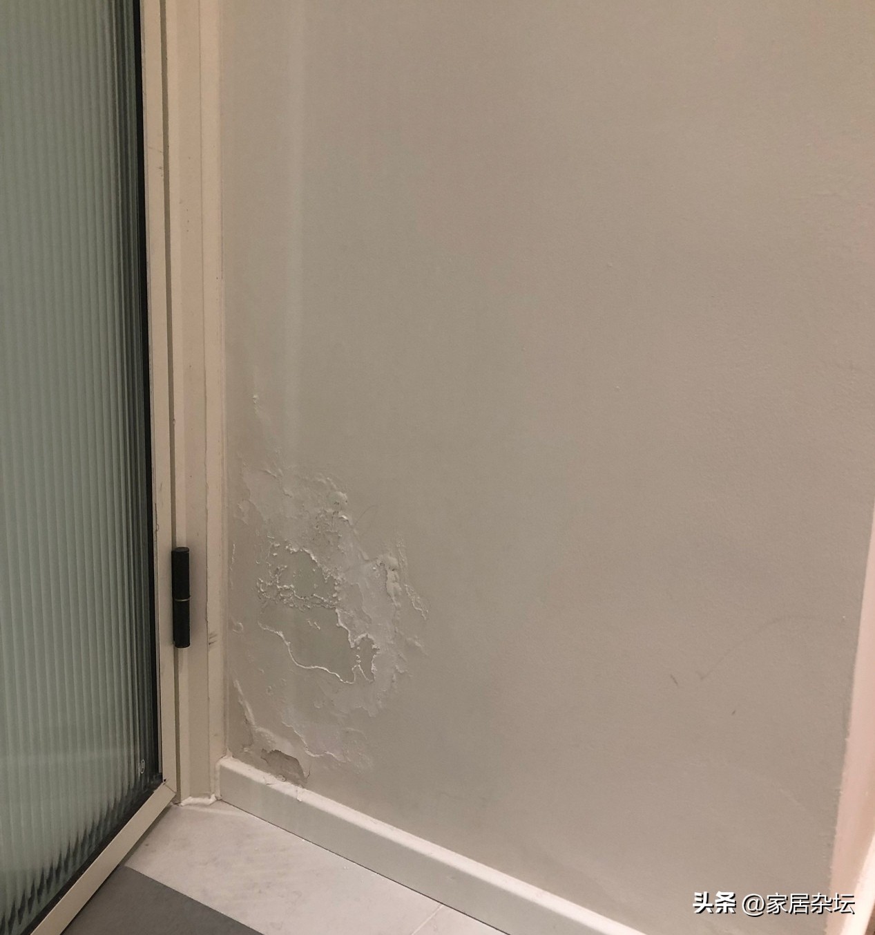 卫生间门口墙面返潮,刚装修不久卫生间门口返潮