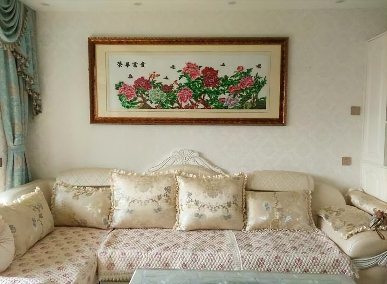 新房装修完毕，120平花了25万，客厅却被小姑子的十字绣毁了
