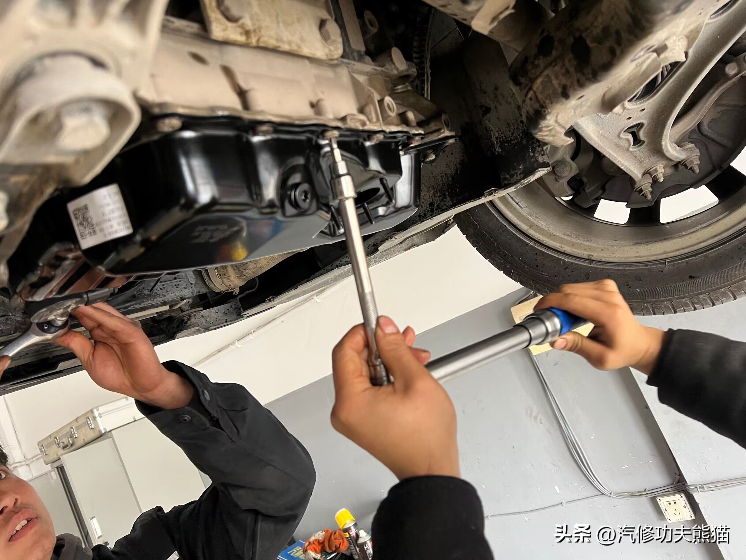 大众迈腾发动机漏油漏水吗,迈腾b72.0t发动机侧面漏油