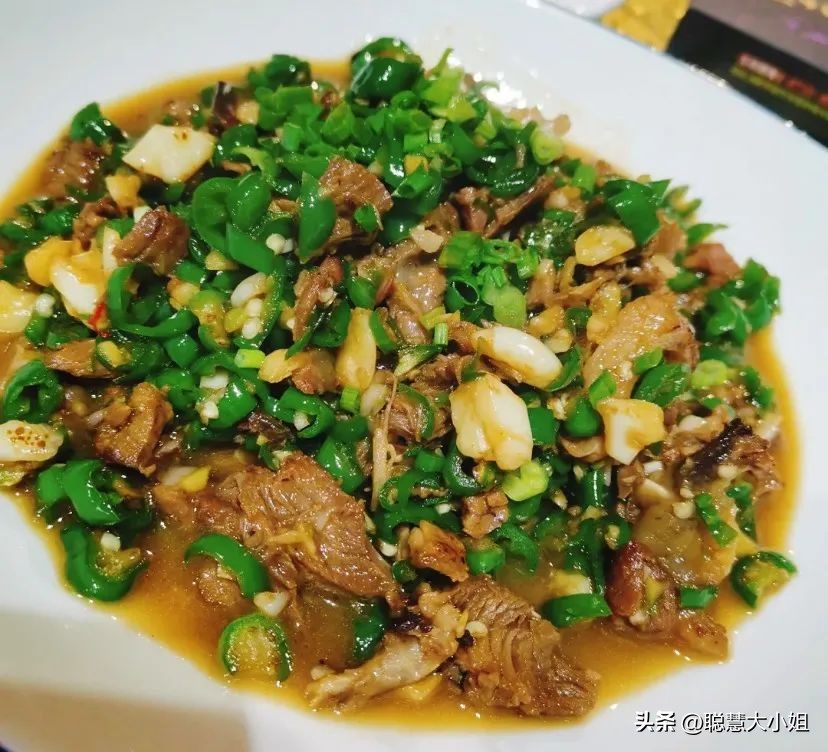 一场烟花登顶热搜！满城美食火成顶流，这座夏日小城太宝藏了！