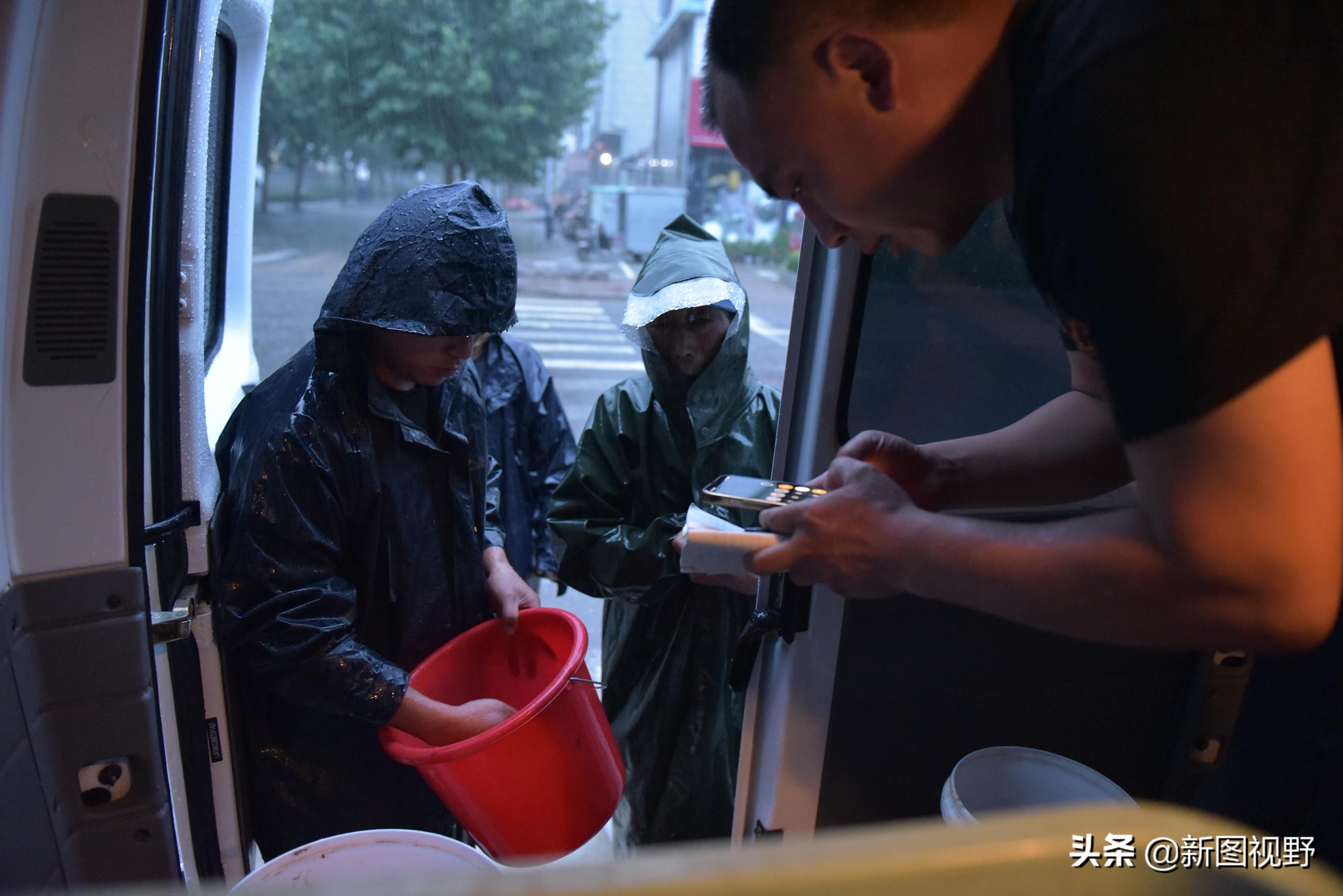 35岁青年网售金蝉爆单，有人一次买2000只，发快递忙得没时间吃饭