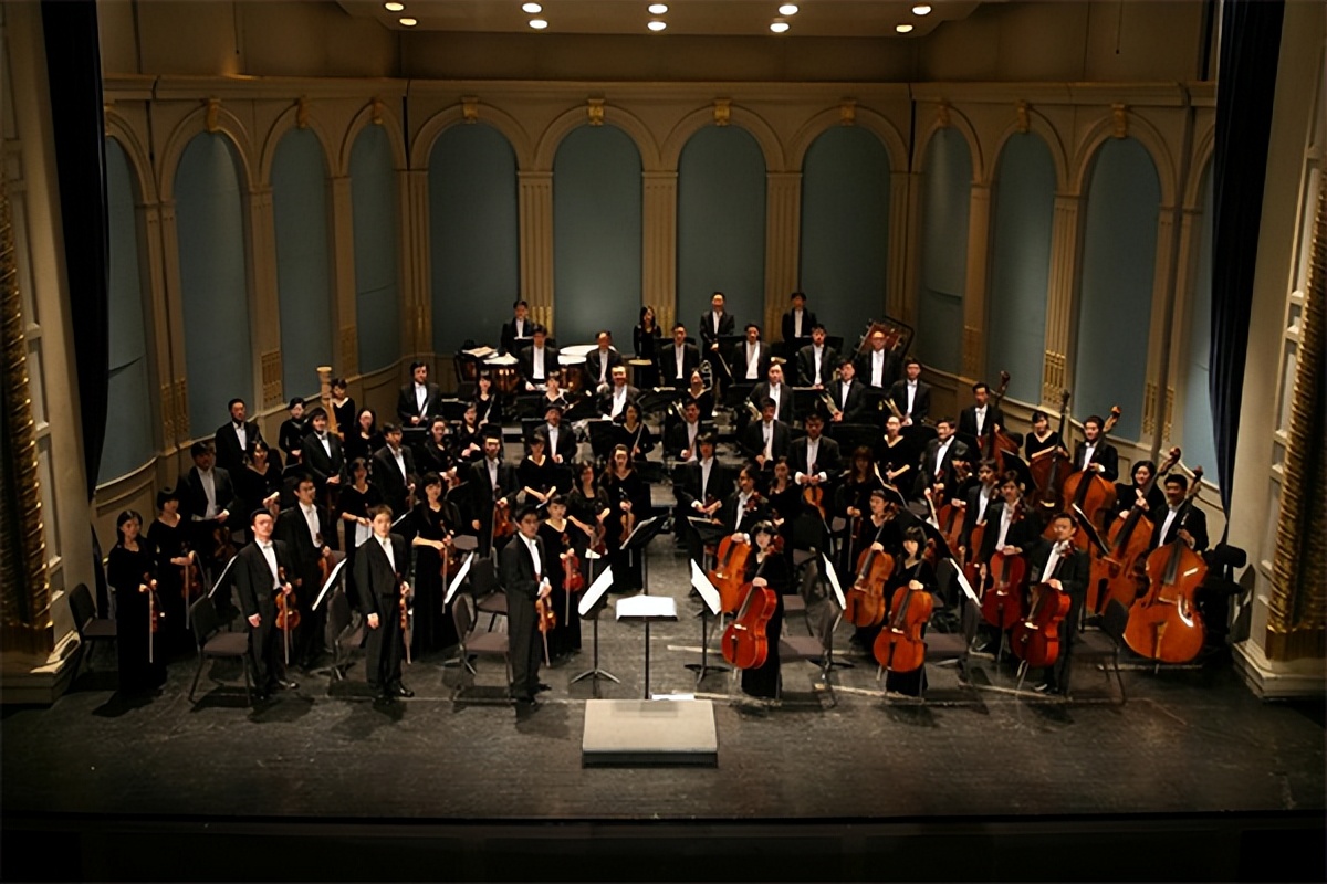 当时社会下，人们对权力、荣耀、战争以及政治变革的感受