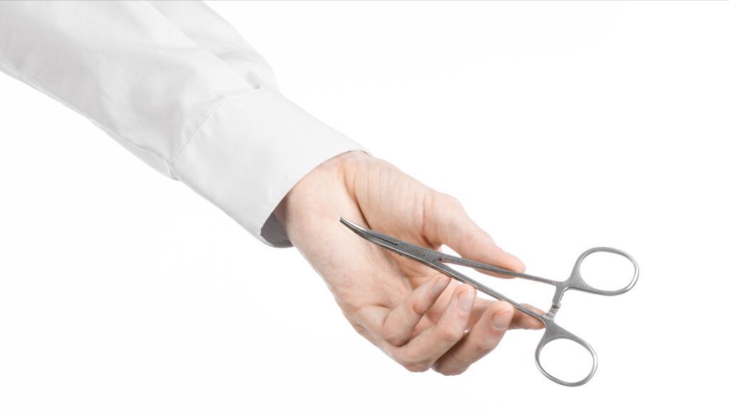 女性屁股中间毛太多，正常吗？能不能直接剃掉？医生劝你手下留情