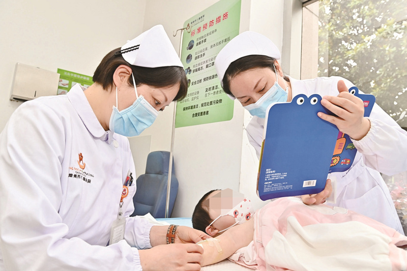 致敬新时代提灯天使,致敬护士提灯天使