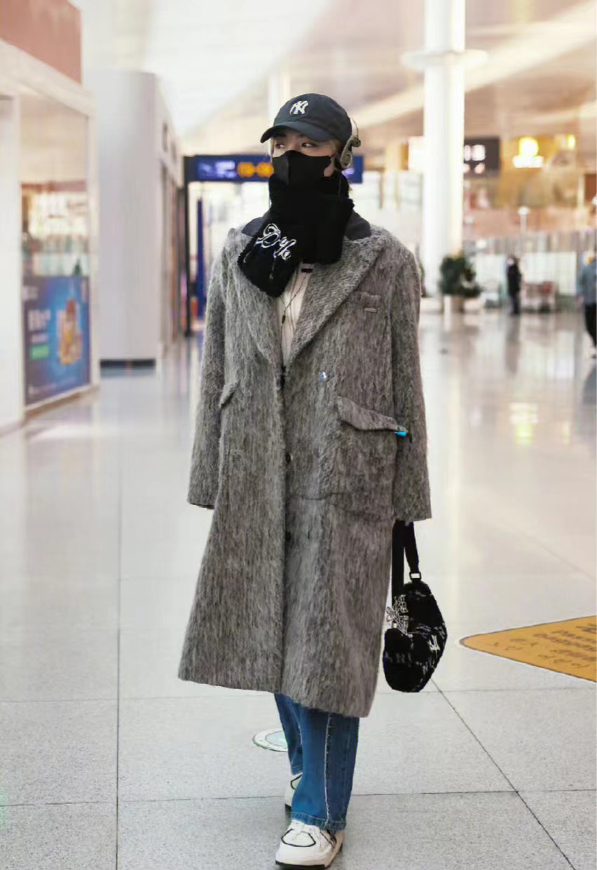 许佳琪穿拼色风衣现身机场,许佳琪机场卫衣内搭衬衫