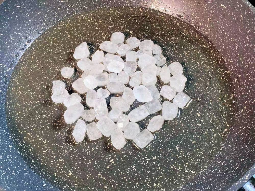 炒糖色一般一个菜放多少冰糖合适,用白糖炒糖色还是冰糖熬糖色