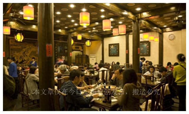 我和朋友吃饭，女服务员打翻一盆菜，我发现，女服务员状态不对