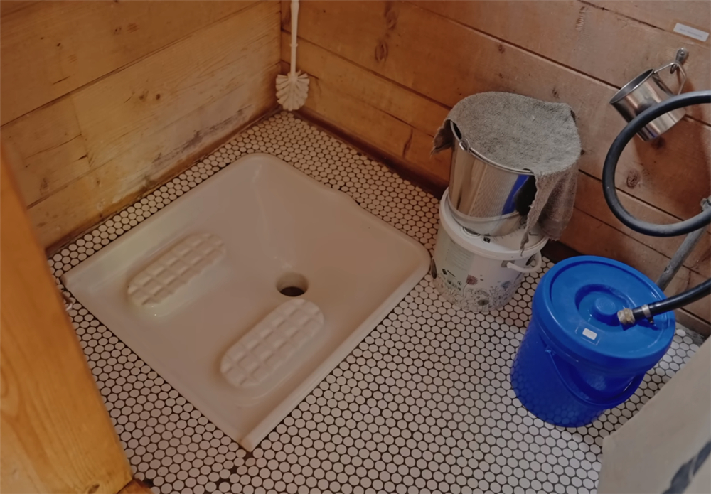 发现一位74岁奶奶的蜗居：16㎡小家没电没暖气，她却一住就是30年