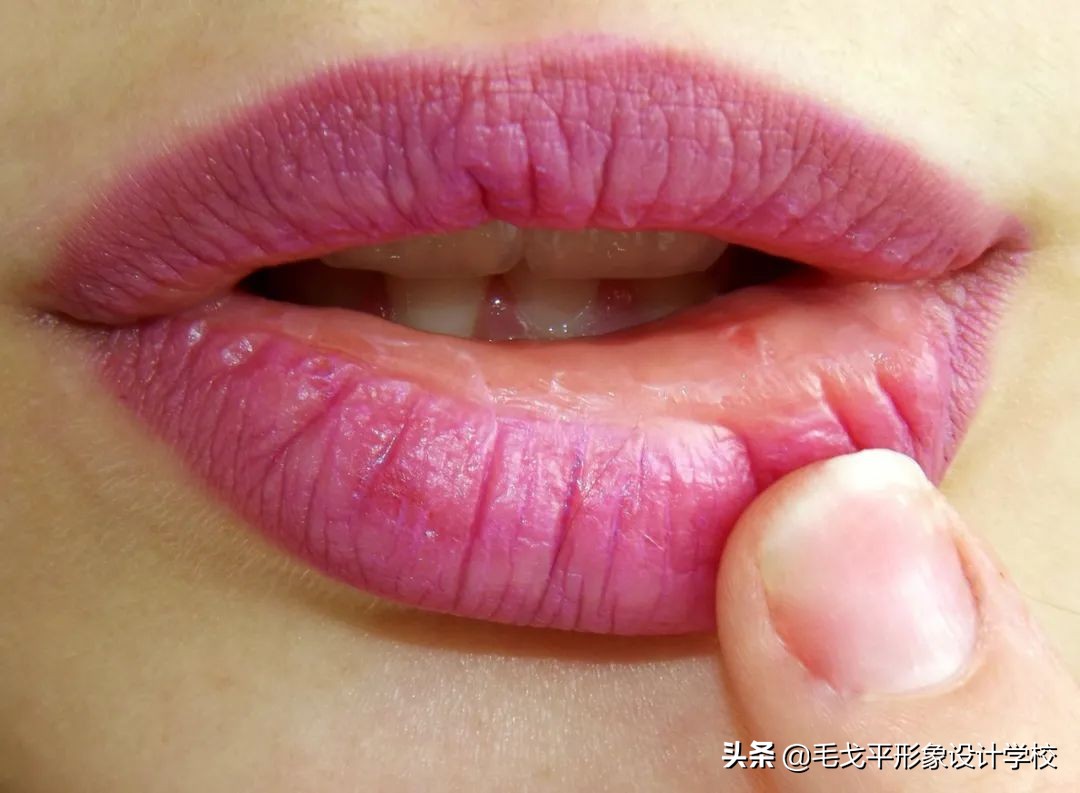 涂口红的正确步骤你涂对了吗,正确涂口红的方法一学就会