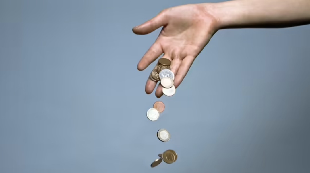 牛皮纸包书、电视不灵就猛拍，这些“中年人绝活”，你会几个？