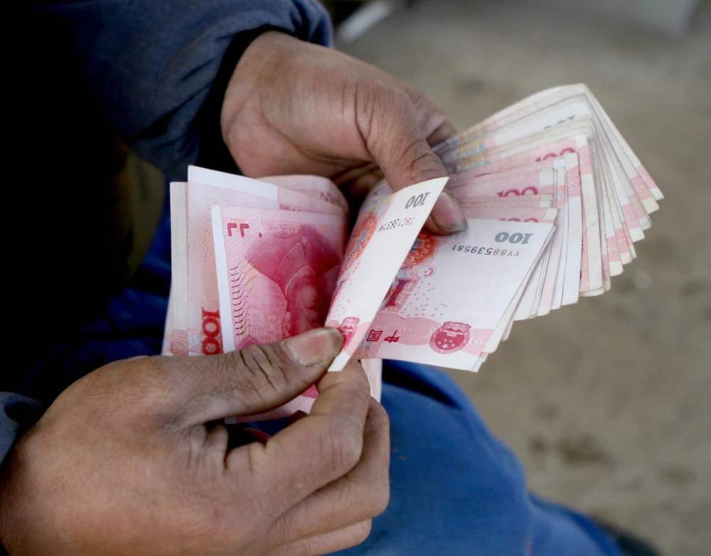 16年，老板骗打渔工进玉米地，倒扣他150元工资，最后员工被判刑