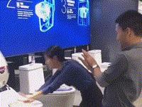 “姑娘，你知道衣服上的字是什么意思吗？”哈哈哈自信的姑娘最美