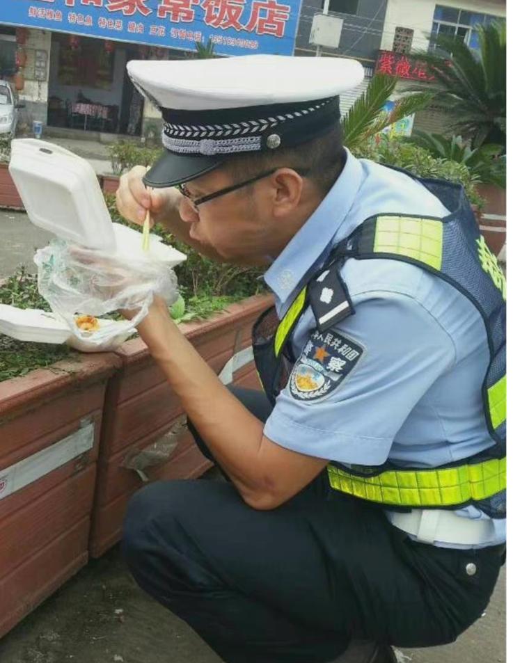 星巴克门口被甩鸡蛋,星巴克门口被扔臭鸡蛋