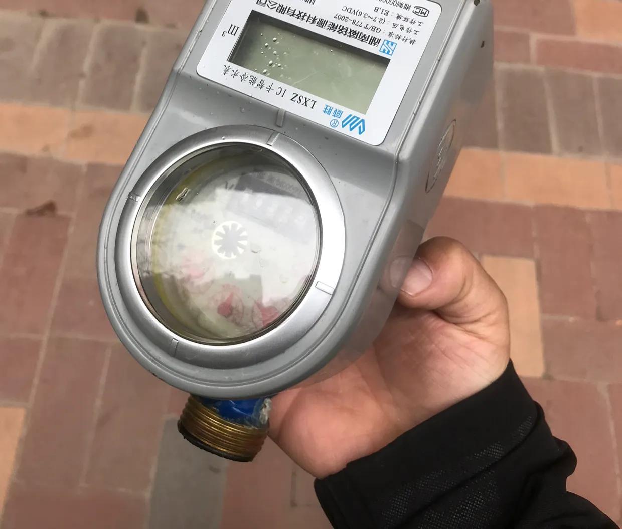 刷卡水表如何更换电池,新水表电池怎么换