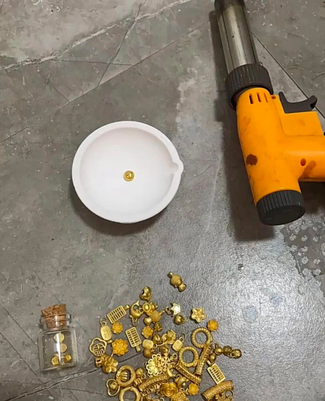 1次买1颗，1个月攒1克，囤黄金为何成为年轻人的新潮流？