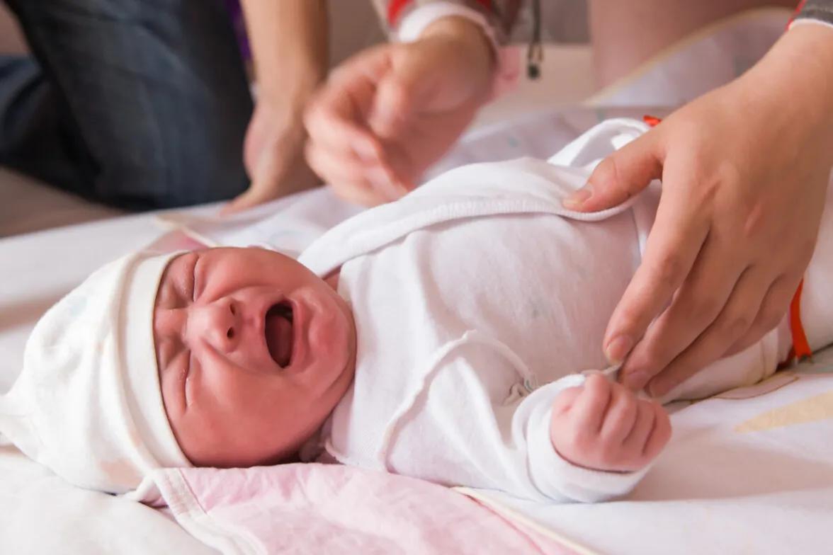 宝宝睡着突然哭闹发脾气,别着急责怪,可能是身体的“求救”信号