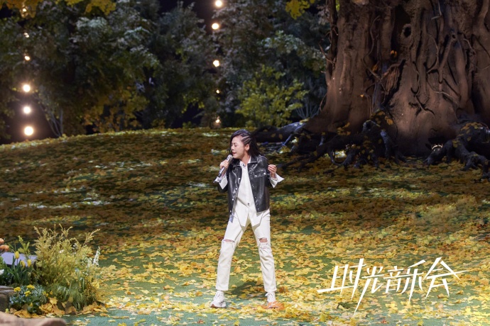 何炅张真源加盟田震专场,田震何炅时代少年团唱风雨彩虹