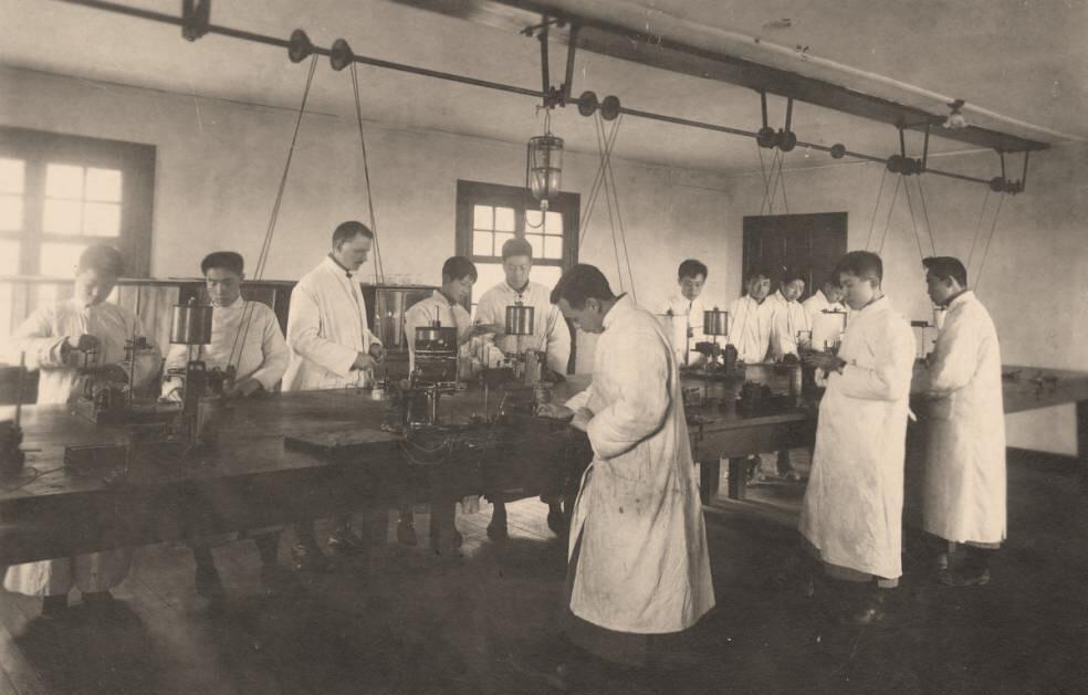 卑鄙龌龊老照片：*楼青**女子妖娆多姿，妇女露胸喂奶被孩子撕扯衣服