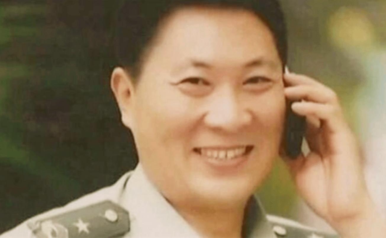 13年,北京军官自封少将,娶俩老婆敛财380万,因一照片暴露身份