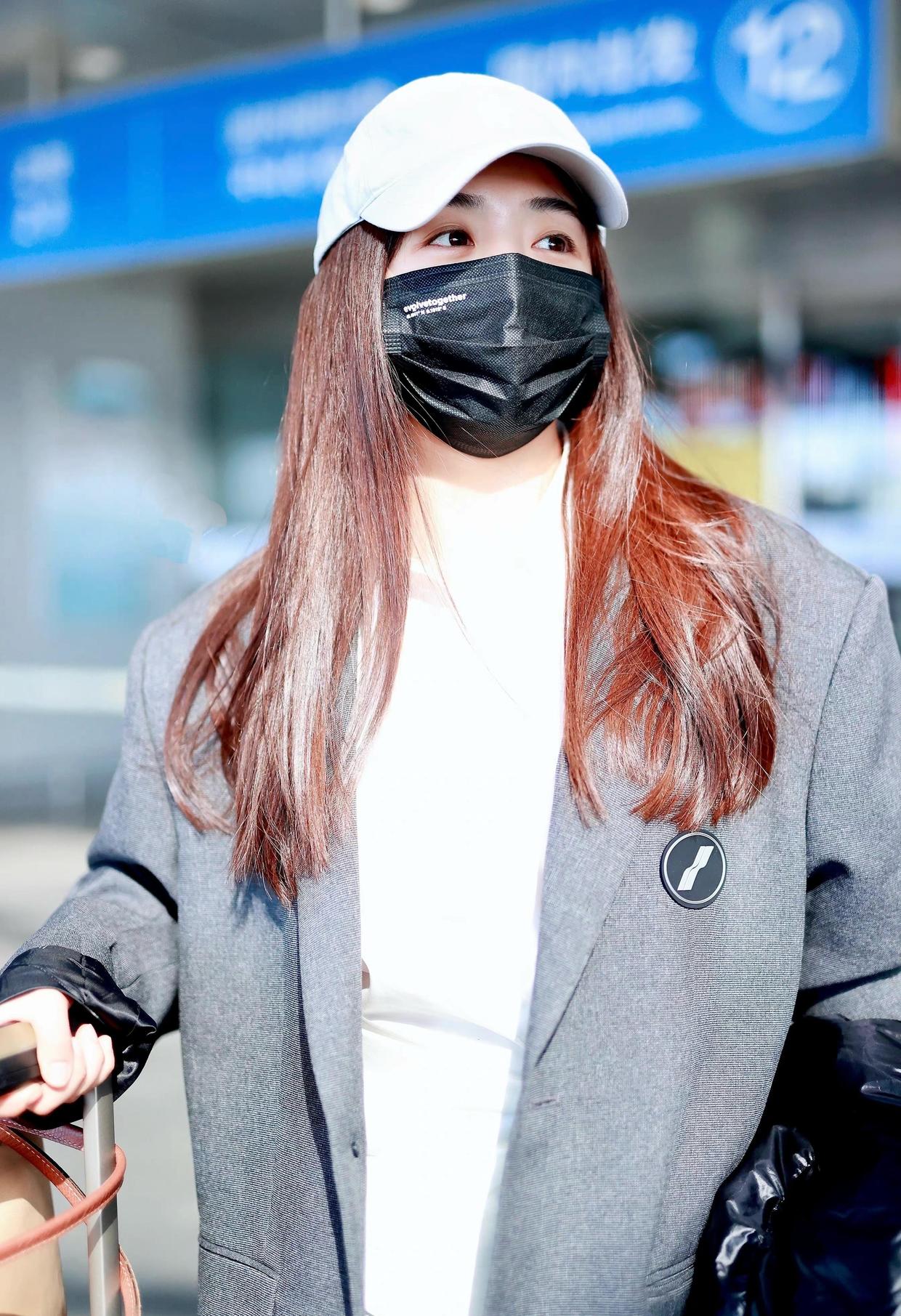 张含韵穿搭成熟,张含韵穿黑西装