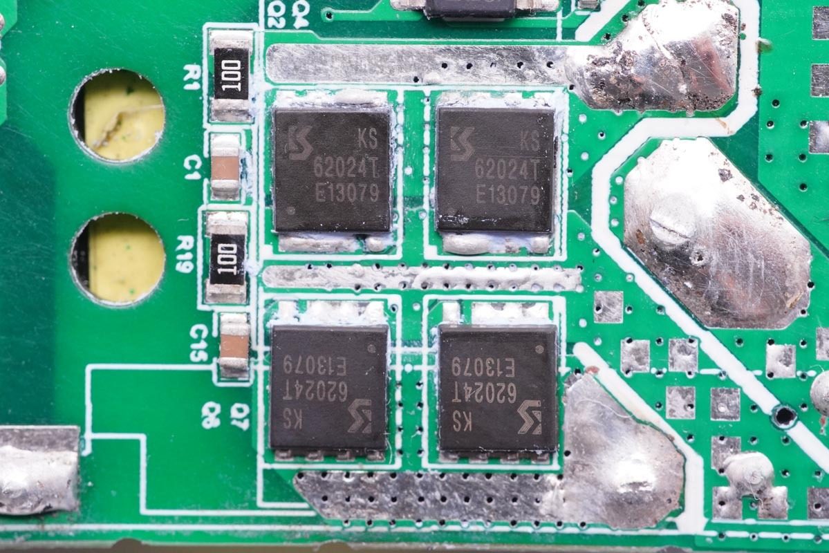 4C1A五个口，总功率达230W，华科生230W桌面充拆解