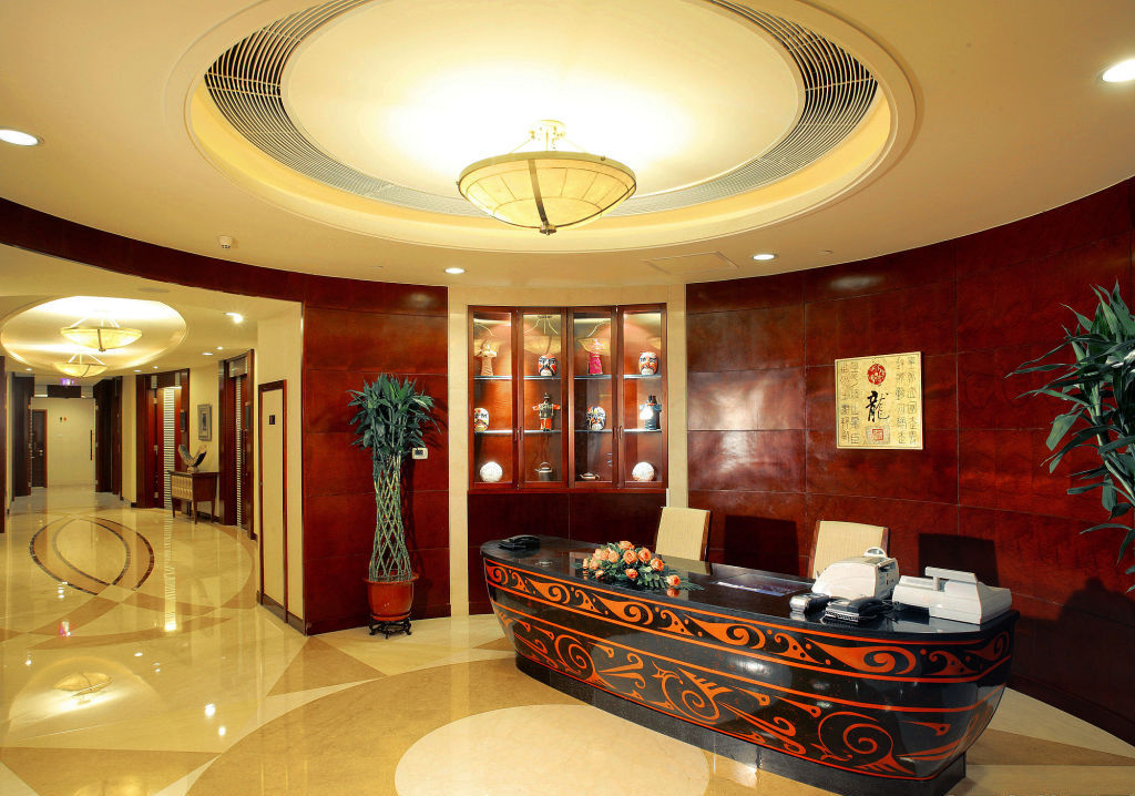 灰色收入揭秘：酒店前台的暗流涌动！