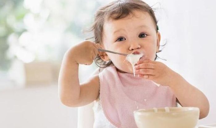 早上起床，应该让宝宝先喝奶还是先吃饭？顺序不对伤肠胃？