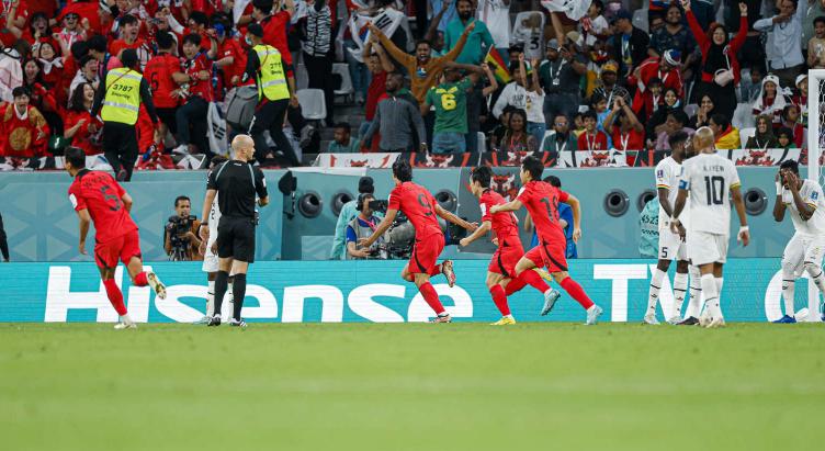 争议！韩国队赛后*攻围**裁判，主帅染红，曹圭成双响成遮羞布